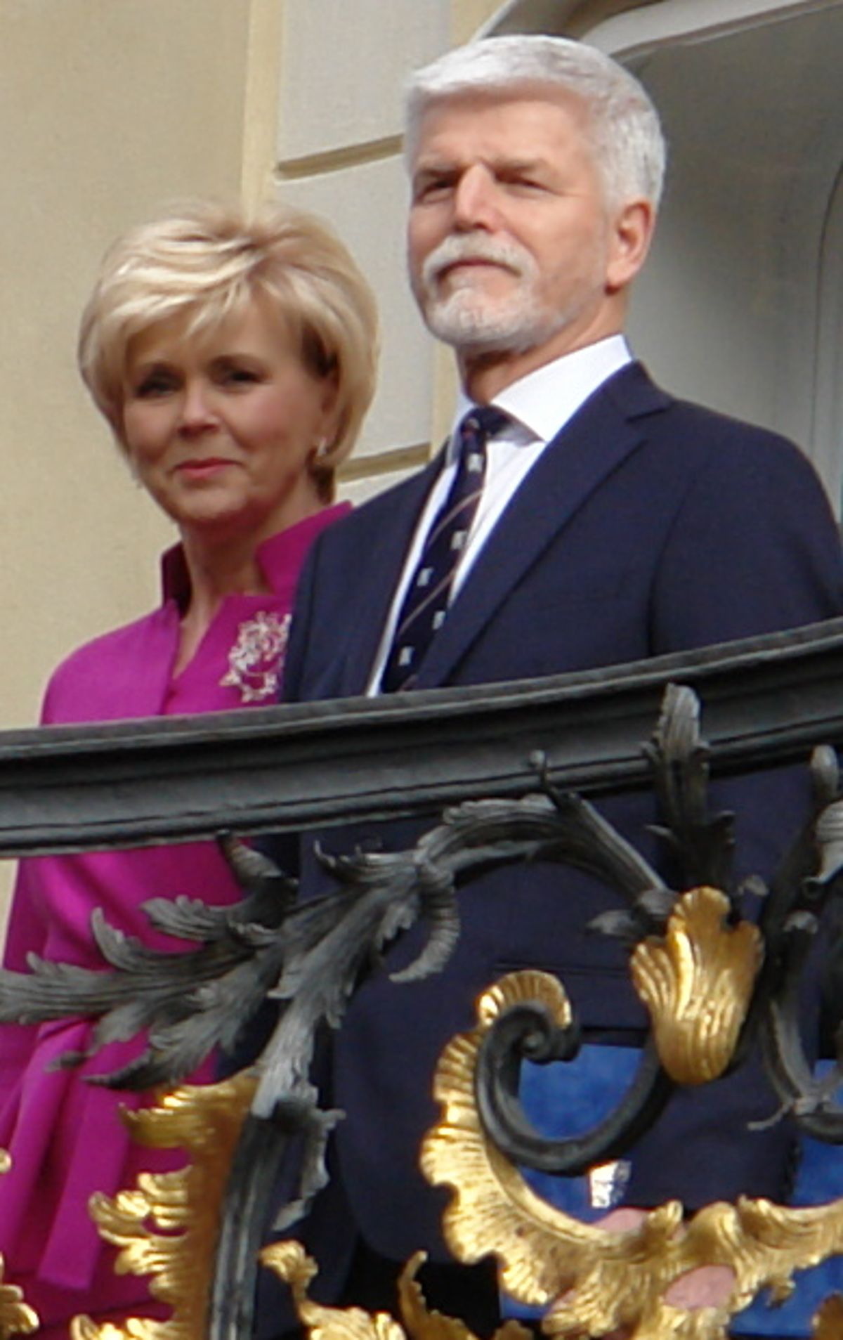 Petr Pavel s manželkou na třetím nádvoří Pražského hradu v rámci prezidentské inaugurace (březen 2023)