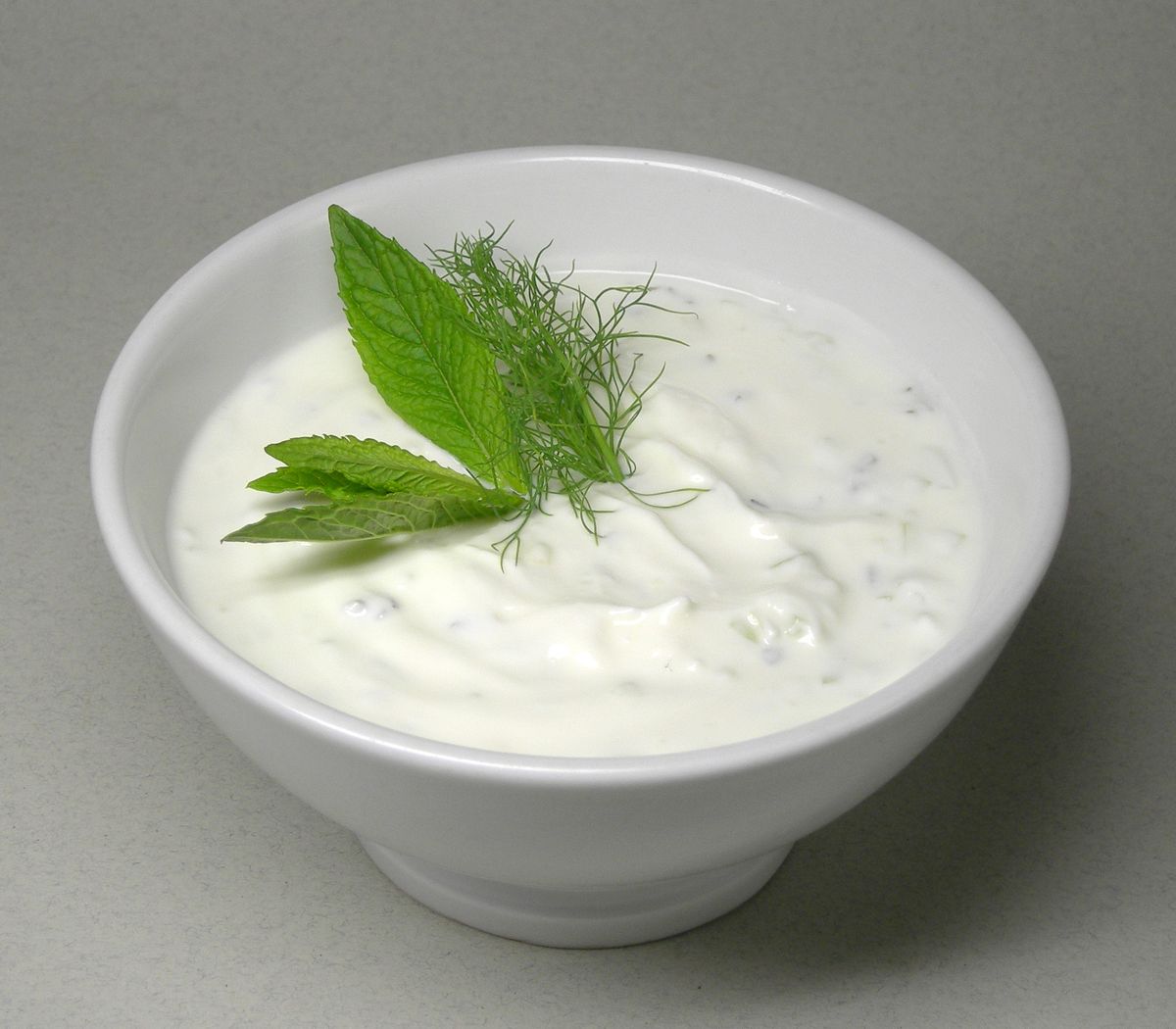 tzaziki v misce