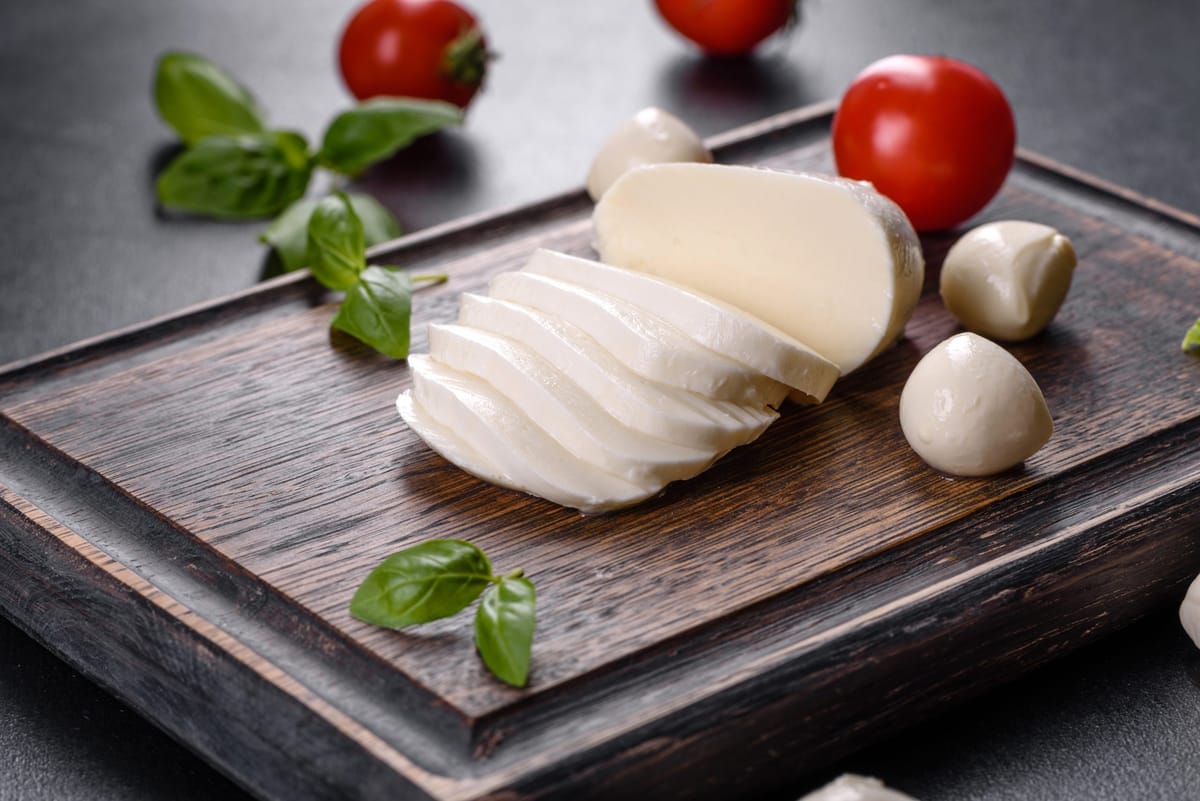 italian-caprese-salad-with-sliced-tomatoes-mozzar-2024-12-13-13-25-42-utc