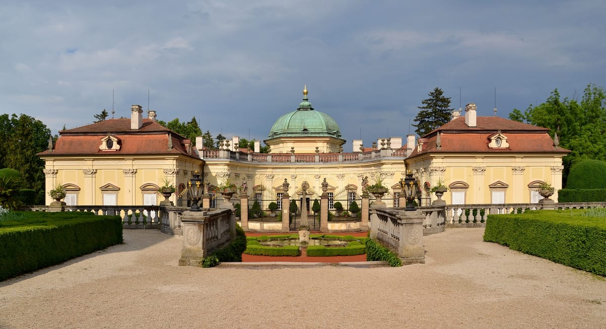 Nádvoří zámku s kašnou