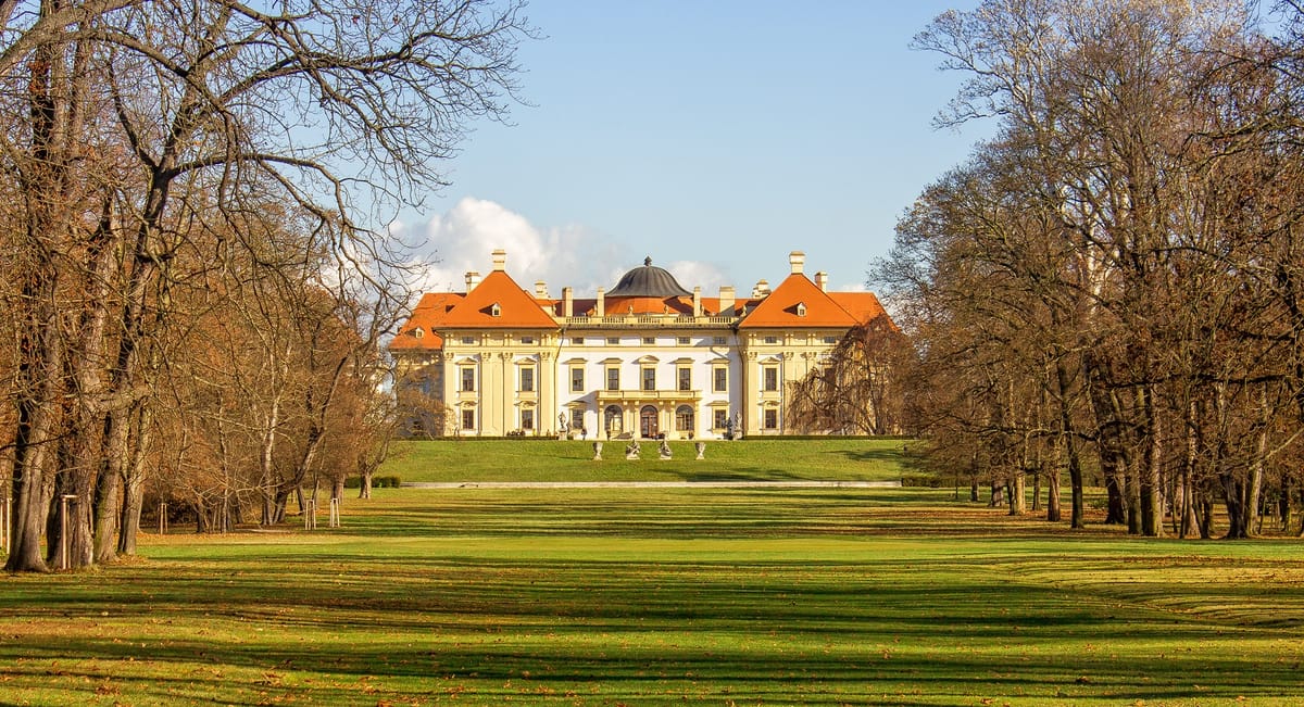 Pohled na zámek z parku