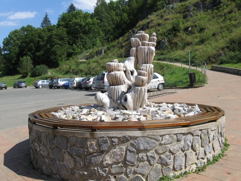 Přístup k jeskyním a parkoviště