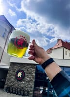 Zelené pivo na Zelený čtvrtek v pivovaru Old Cock