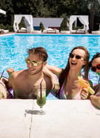 Pohled na partu ladých lidí v bazénu