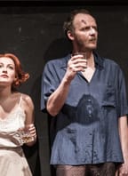 Kočka na rozpálené plechové střeše