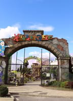 Santa Claus naděluje v Merlinově dětském světě