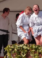 Šlapání hroznů dívčí nohou