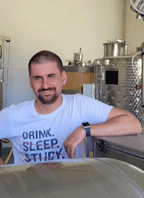 Enolog, víno a živá hudba