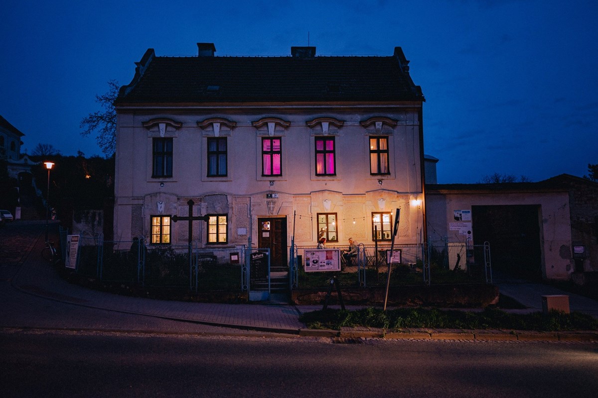 9 let Kafary: DOHOR, buchty / nouze, Water is the Sun, Oměj