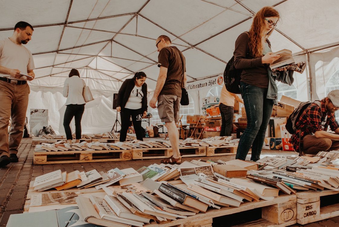 Festivalový stan s bazarem knih a doprovodným programem
