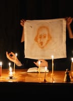 KHWOSHCH: Shakespearovská loutková mše