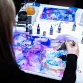 ArtInk v Hradci Králové (NáPLAVKA) - Abstraktní malování lihovou tuší s třpytivými pigmenty