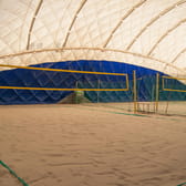 Beach volejbal v Beach Tenis Kapitol - kurty v kryté hale