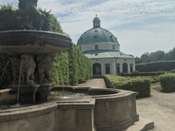 Květná zaharada rotunda, fontána