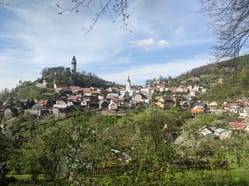 Výhled na Štramberskou trúbu z Národního sadu ve Štramberku