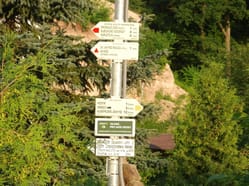 Rozcestník ve Svatém Janu pod Skalou na turistické trase 0001.