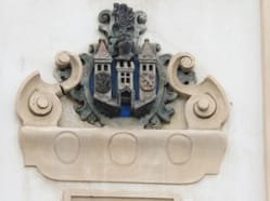 Znak města Kadaně na fasádě radnice