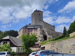 pohled na hrad Kost z parkoviště