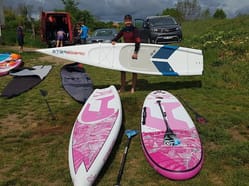 Půjčovna paddleboardů na podolském nábřeží