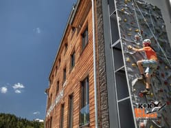Lezení na umělé venkovní stěně s instruktorem