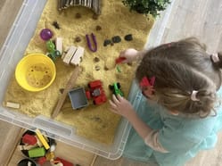 Messy & Sensory Play ve Fairy Play - tvoření se meze nekladou