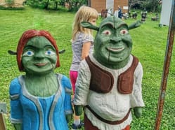 První dřevěná zoo Ostrata - expozice dřevěných soch a zvířat