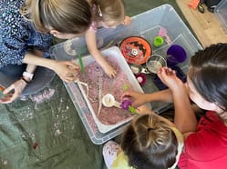 Messy & Sensory Play ve Fairy Play - tvoření se meze nekladou