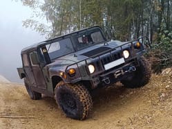 Zážitková jízda s instruktorem v armádním voze Humvee