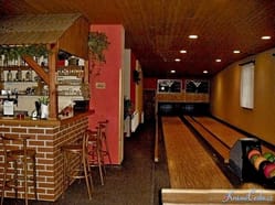 Bowling ve sportcentru Hartaclub - 2 dráhy pro až 16 hráčů