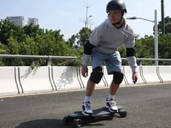 Elektrický longboard od NejlepšíAtrakce.cz - adrenalinová jízda na elektrickém longboardu