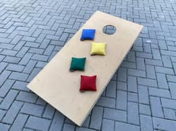 Cornhole od NejlepšíAtrakce.cz - trefte se sáčkem do díry ve dřevěné desce
