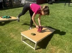 Cornhole od NejlepšíAtrakce.cz - trefte se sáčkem do díry ve dřevěné desce