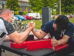 Stůl na páku - Armwrestling od NejlepšíAtrakce.cz - zábava pro opravdové chlapy