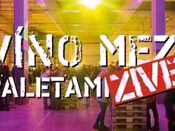 Víno mezi paletami