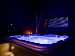 Privátní vířivka ve Wellness Niagara Třebíč - až pro 4 osoby