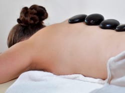 Masáž lávovými kameny v salonu Aromamasáže Olomouc - více než relaxace