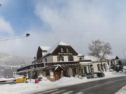 Zima v Janských Lázních. Hotel lesní dům.