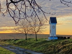 Přes pole a vinohrady kolem boží muky