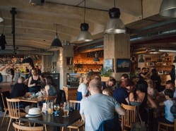 ArtMoment v Hradci Králové (NáPLAVKA) - Malování akrylem v elegantní restauraci se sklenkou v ruce