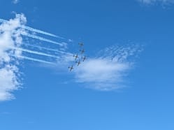 Chorvatská akrobatická skupina Krila Oluje (Křídla bouře) a jejich šest letounů Pilatus PC-9 v těsné formaci na Dnech NATO.