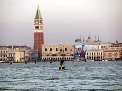 Pohled na Benátky z loďky