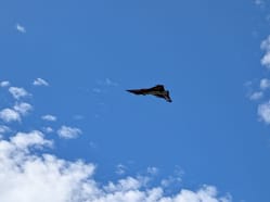 Stíhací letoun JAS-39 Gripen Vzdušných sil Armády ČR během akrobatické letové ukázky na Dnech NATO v Ostravě 2025.