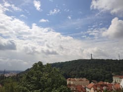 Pohled na kopec z hradu v Praze