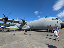 Italský transportní letoun C-130J Hercules na statické ukázce jako součást prezentace speciálního partnerského státu Dnů NATO 2025.