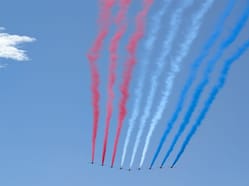 Působivý pohled na formaci Red Arrows, která za sebou na obloze zanechává barevnou trikoloru.