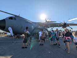 Transportní letoun Airbus A400M německého letectva (Luftwaffe) na statické ukázce s návštěvníky v popředí.