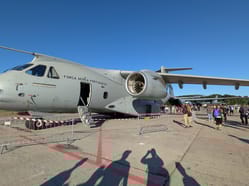 Fotka portugalského transportního a tankovacího letounu Embraer KC-390 Millennium na statické ukázce. Toto byla jedna z premiér ročníku.