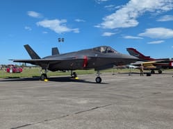 Americká stíhačka F-35 Lightning II na statické ukázce na letištní ploše během Dnů NATO v Ostravě.