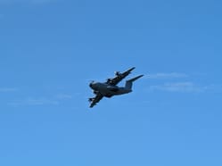 Akční fotka transportního letounu Airbus A400M Atlas v náklonu během letové ukázky