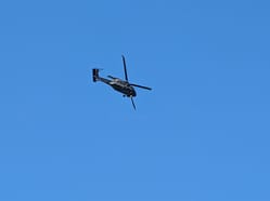 Nový bitevní vrtulník Armády ČR AH-1Z Viper při dynamické letové ukázce na modré obloze během Dnů NATO v Ostravě.